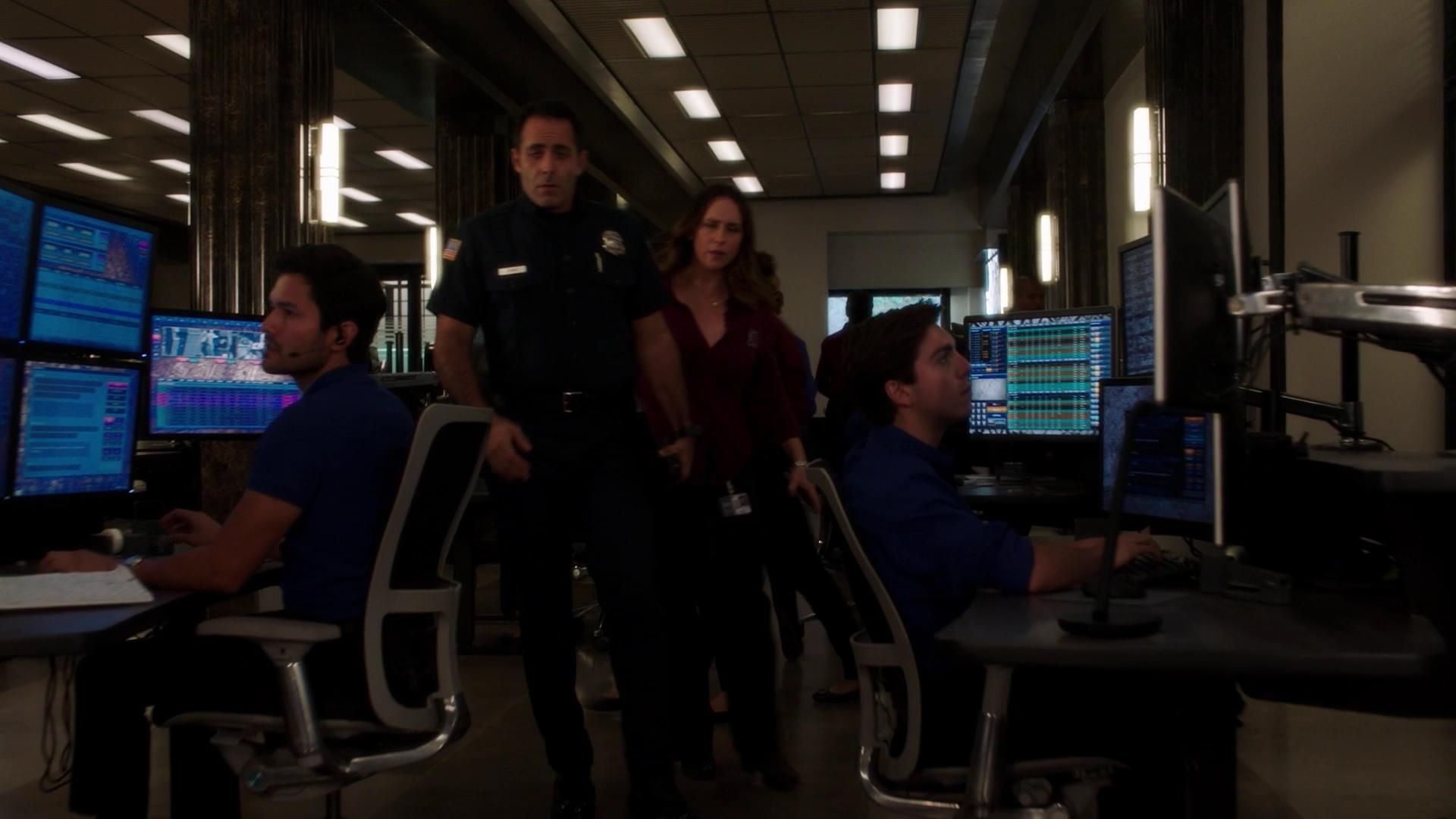 9-1-1-S02E03-122.jpg