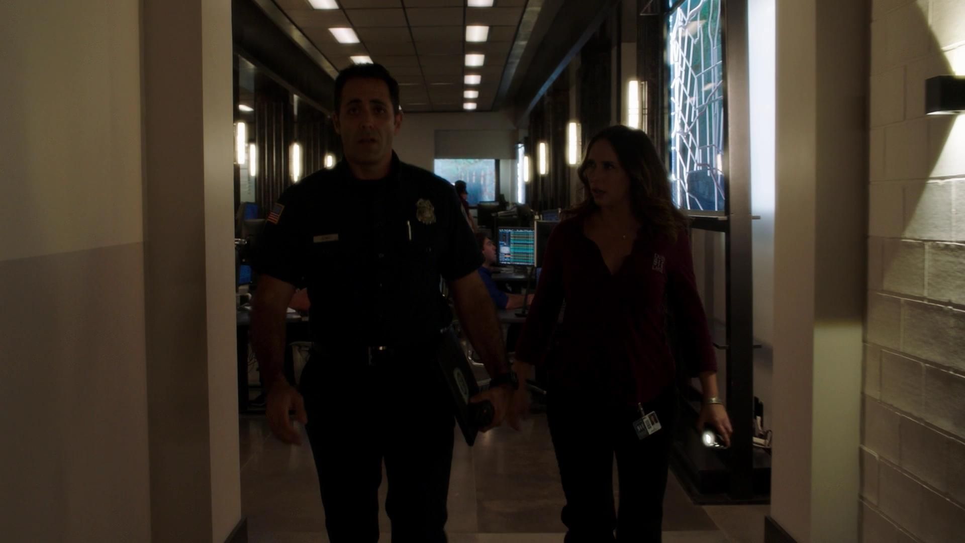 9-1-1-S02E03-126.jpg