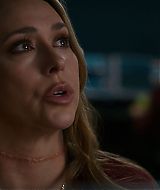 9-1-1-S08E15-037.jpg