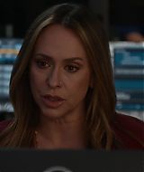 9-1-1-S08E17-036.jpg