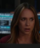 9-1-1-S08E17-056.jpg