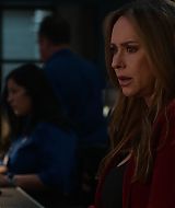9-1-1-S08E17-075.jpg