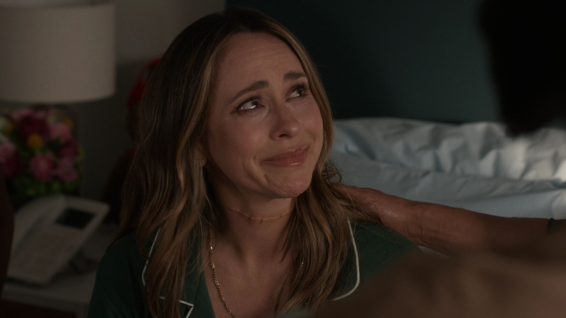 9-1-1-S08E18-123.jpg